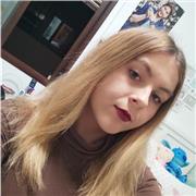 Niña que estudia educación infantil, que ya tiene experiencias con niños anteriormente